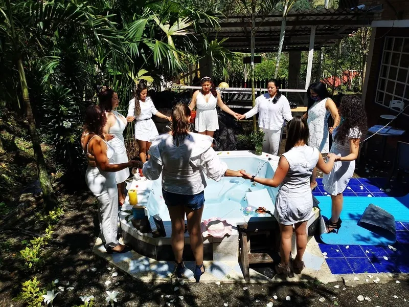 Grupo de mujeres reunidas al aire libre durante una actividad de bienestar
