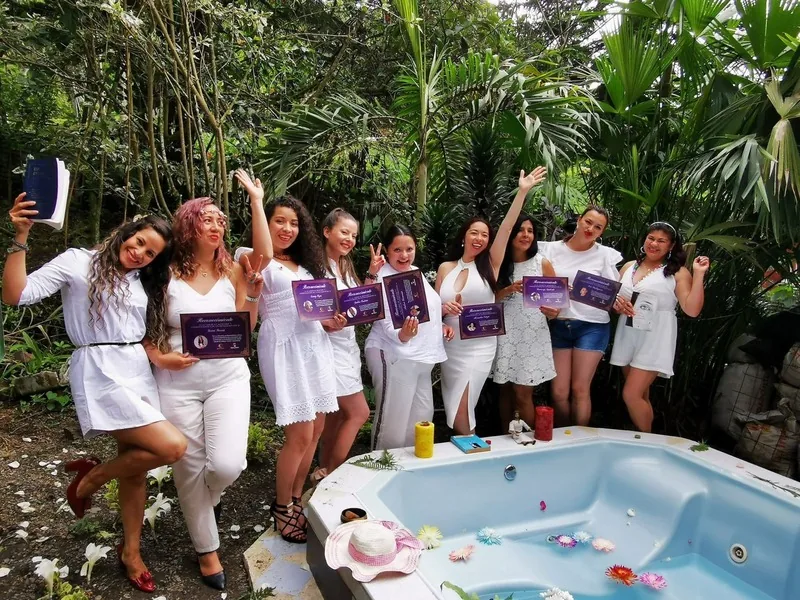 Mujeres participantes mostrando reconocimientos de un proceso de formación
